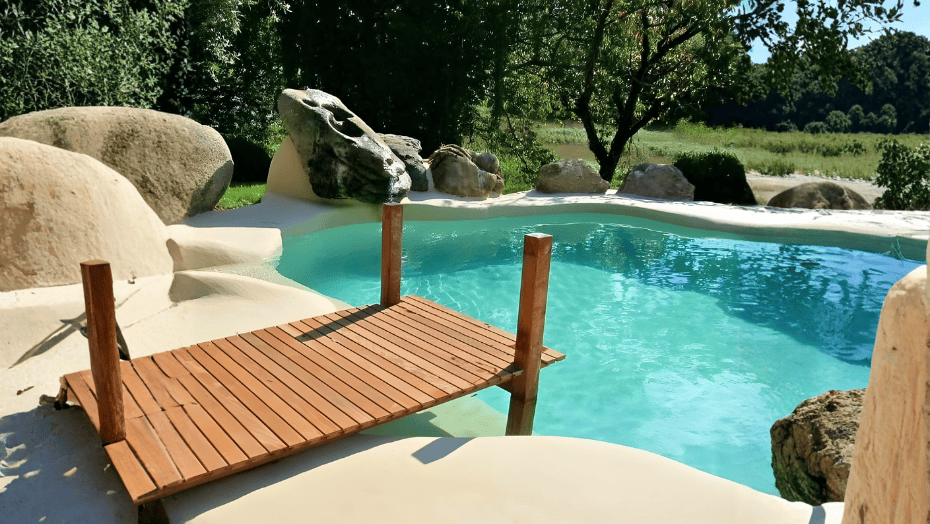 Arelite Polish is the premium finish within the arelite system for sand pools, created for those seeking a more refined aesthetic and a silkier sensation to the touch without renouncing the mineral character of the coating or its anti-slip safety. It is a continuous coating based on quartz and marble, conceived after years of R&D as a resistant and durable solution to recreate tropical pools with a high decoration result. The Polish reference stands out for its finer finish: the coating allows polishing to achieve a smoother and more uniform finish, with an elegant visual presence and crystalline waters with captivating reflections, ideal for projects where design and discreet luxury make a difference. This line is integrated within the premium finishes of arelite, oriented towards continuous coatings with a silky touch and anti-slip character, designed for sand pools and high-quality themed spaces. Applied as dry mortar (in 25 kg bags) and mixed only with water, arelite Polish can be placed by hand or machine-projected, directly onto a properly conditioned concrete/hydrodemolition support to guarantee a firm grip and perfect continuity of the coating. In the system, the preparation of the support with AR4 base on previously notched concrete hydrodemolition during the master process is described, a key phase to ensure anchorage, stability, and durability of the set. As for materials and origin, the Polish reference is constructed with the mineral combination of quartz and marble, and can be communicated as a selection of natural aggregates in which marble provides a particularly luminous aesthetic and a characteristic softness in the final finish. On-site, the differential value of arelite Polish lies in the finishing process: the coating is polished to refine texture and touch, achieving a more continuous, smoother, and visually more elegant surface, maintaining the concept of an exceptional natural product for sand and themed pools. The final result is a pool with a beach image but with a more contemporary and exclusive architectural reading, aligned with high exterior decoration and the objective of durability tested on real work for over a decade.