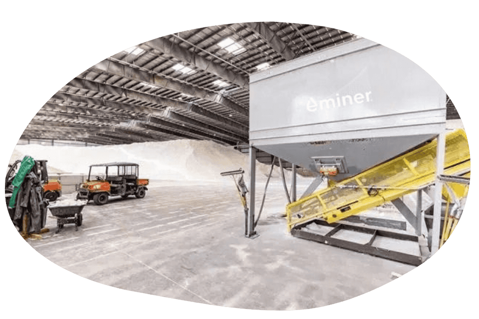 Arelite presents itself as an innovative solution for those seeking a pool coating that combines durability and superior aesthetics. The only 100% mineral coating, it stands out for its exceptional resistance to the effects of time and continuous use, thanks to its advanced formulation with eMiner technology.